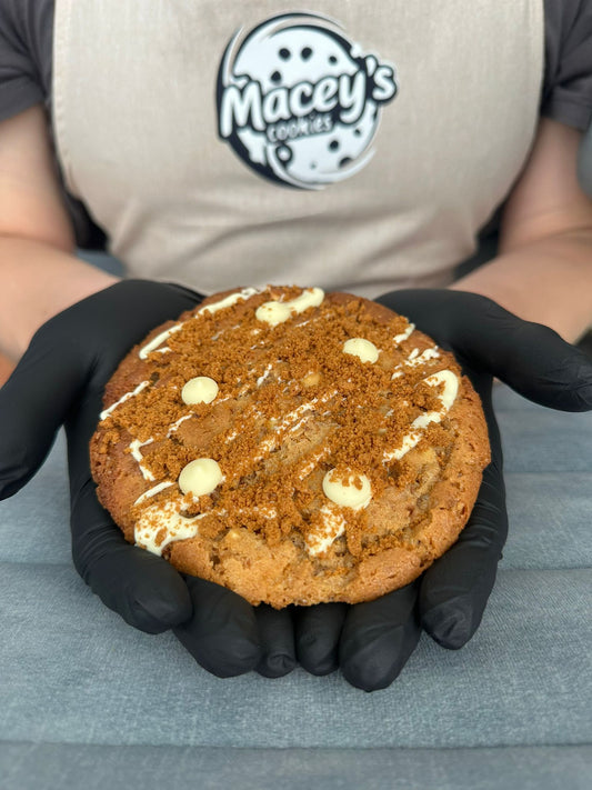 Speculoos pasta vulling koek. Met witte chocolade en Lotus cookies kruimels, crunchy van buiten en zacht van binnen. Online Koek bestellen 