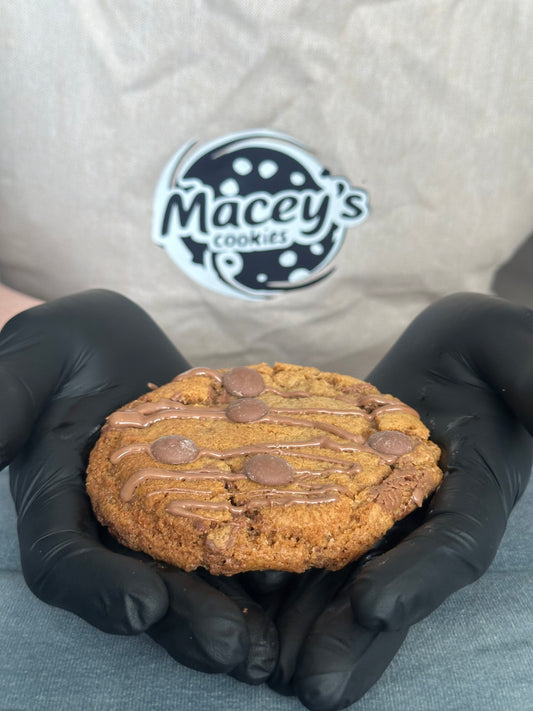 Melk Chocolade Cookie is rijk gevuld met stukjes zachte, romige melkchocolade. De smaak die iedereen kent, maar dan in een versgebakken koek met een chewy bite en krokant randje. Comfortfood zoals het hoort.
