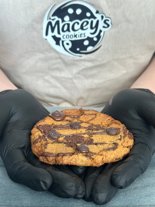 Pure Chocolade Cookie is voor de liefhebber van diepe, volle chocoladesmaak. Licht bitter, niet te zoet en heerlijk chewy. Combineert geweldig met een kop koffie, of gewoon als momentje voor jezelf. Online koekbestellen, bezorging in heel Nederland