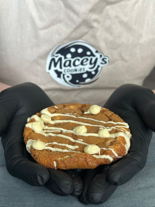 Onze Witte Chocolade Cookie is als een knuffel in koekvorm. Volgestopt met echte stukjes romige witte chocolade, licht van smaak en toch rijk en vol. Perfect bij een glas melk of warme thee. Ook kinderen zijn er dol op (en volwassenen stiekem ook).